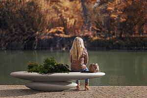 !!! Ausstellungsabverkauf !!! Beton-Sitzbank 'Ichi' in mittelgrau und Ovalform - Design: Sacha Lakic