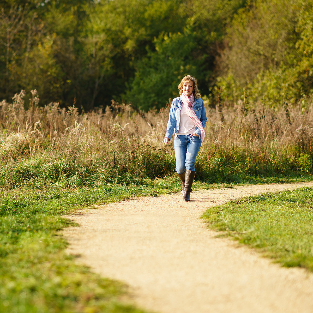 Weiblich, authentisch, abenteuerlustig, lachend