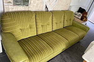 Grünes Sofa