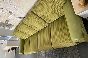 Grünes Sofa