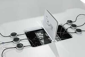 Konferenzanlage / Steelcase 'media:scape TC' / 150 x 200 cm / weiß / 2 Monitorhalter