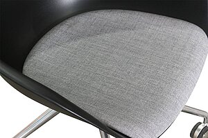 Konferenzstuhl / arper 'Duna 02' / Sitzschale schwarz / Kissen grau / auf Rollen