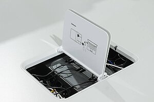 Konferenzanlage / Steelcase 'media:scape TC' / 150 x 200 cm / weiß / 2 Monitorhalter