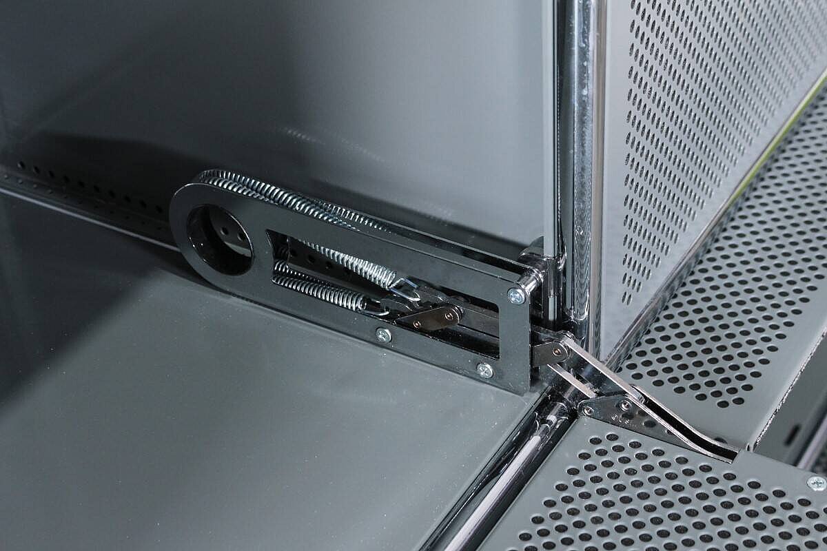 Sideboard / USM Haller / 6 Fächer mit Klappen / mittelgrau / Akustikfront