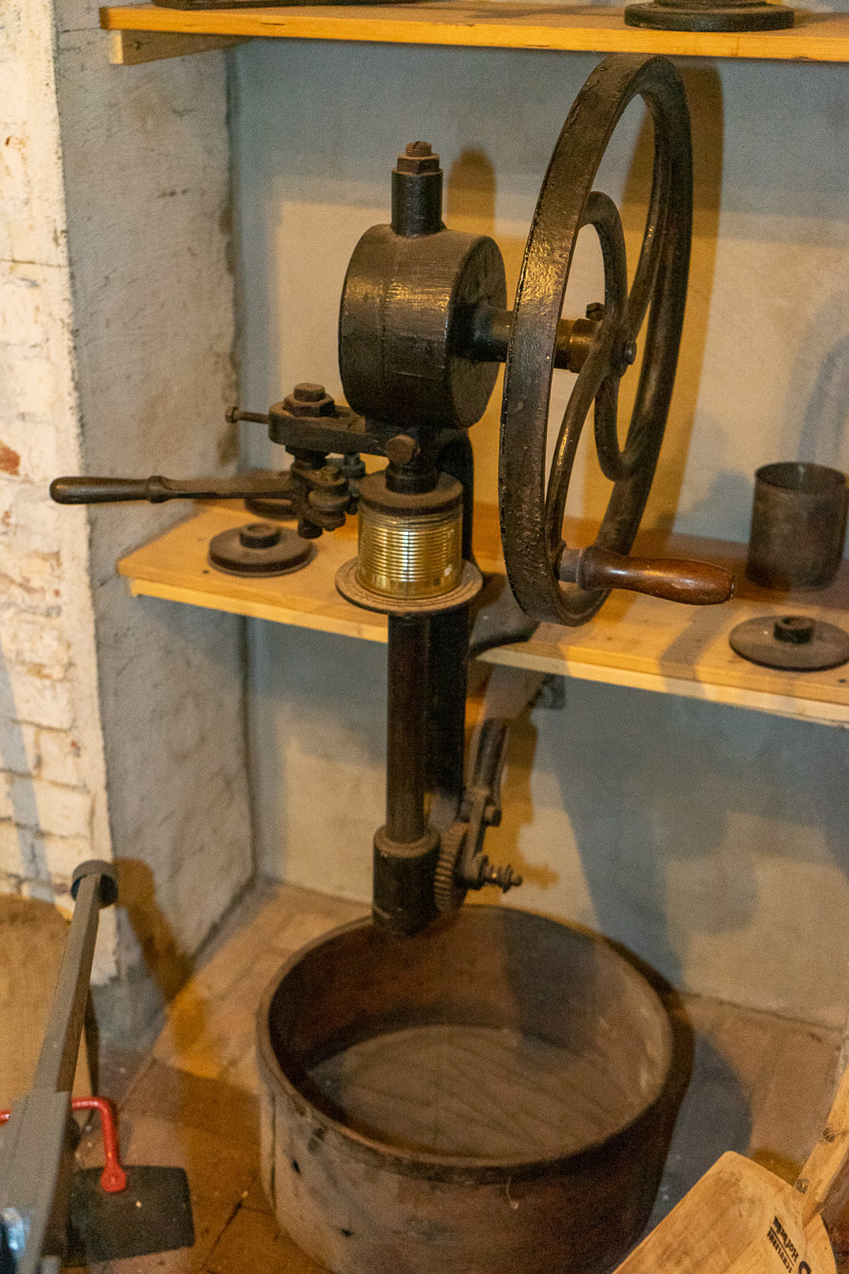 Dosenverschlussmaschine und Dosenaufschneider um 1890