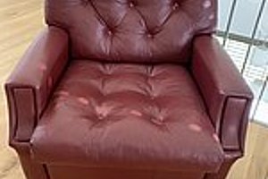 Dunkelrote Ledersessel