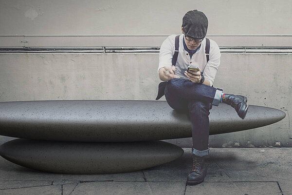 !!! Ausstellungsabverkauf !!! Beton-Sitzbank 'Ichi' in mittelgrau und Ovalform - Design: Sacha Lakic