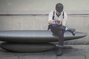 !!! Ausstellungsabverkauf !!! Beton-Sitzbank 'Ichi' in mittelgrau und Ovalform - Design: Sacha Lakic